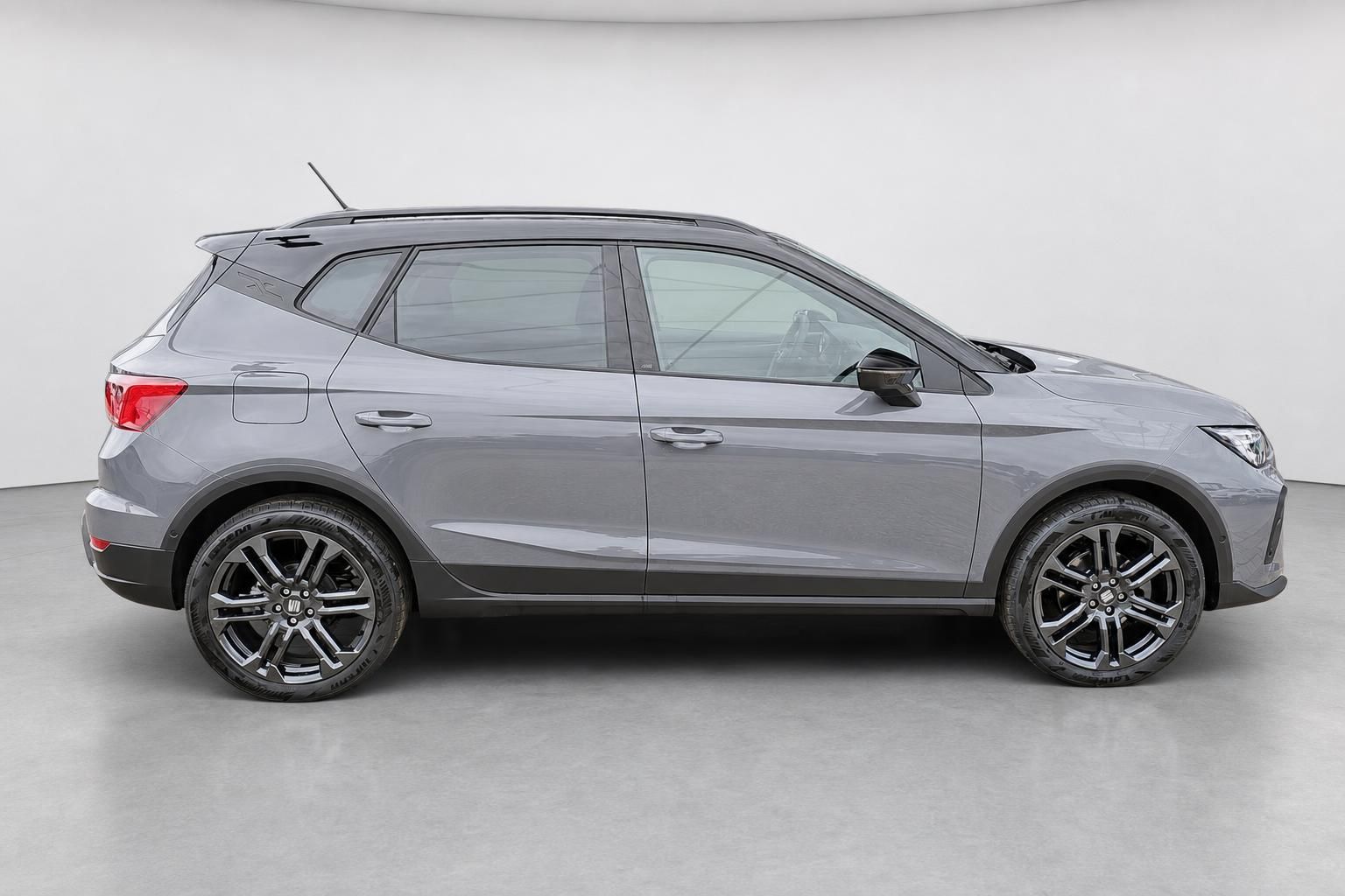 Seat Arona FR Seitenansicht in Grau mit Sportfelgen