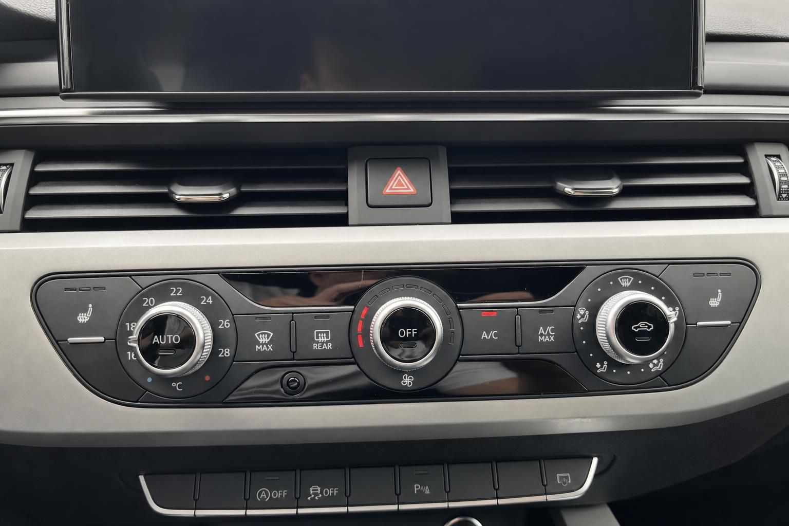 Audi Mittelkonsole mit Klimabedienung, Reglern und Warnblinkschalter im Detail