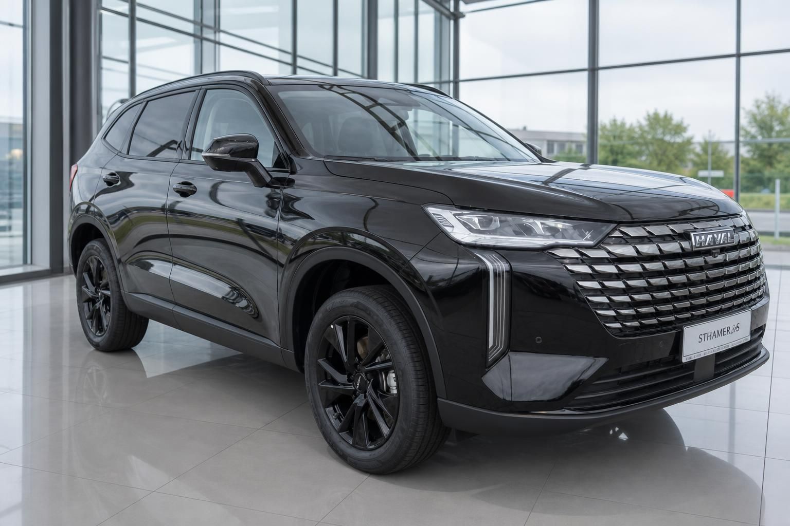Haval H6 schwarz SUV Frontansicht im Showroom mit Glasfront