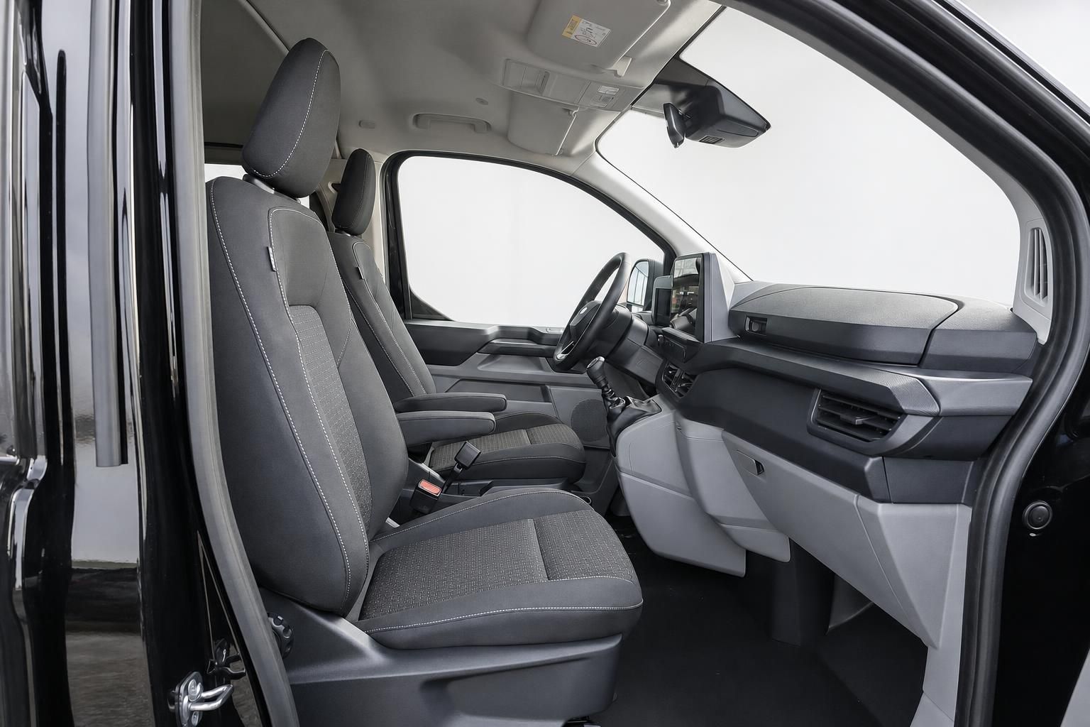 Ford Transit Innenraum Vordersitze und Cockpit Ansicht