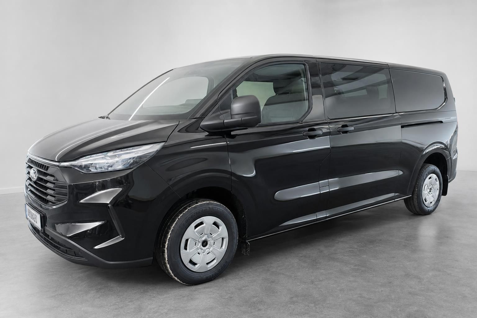 Ford Transit Custom schwarz Van Frontansicht schraeg im Studio