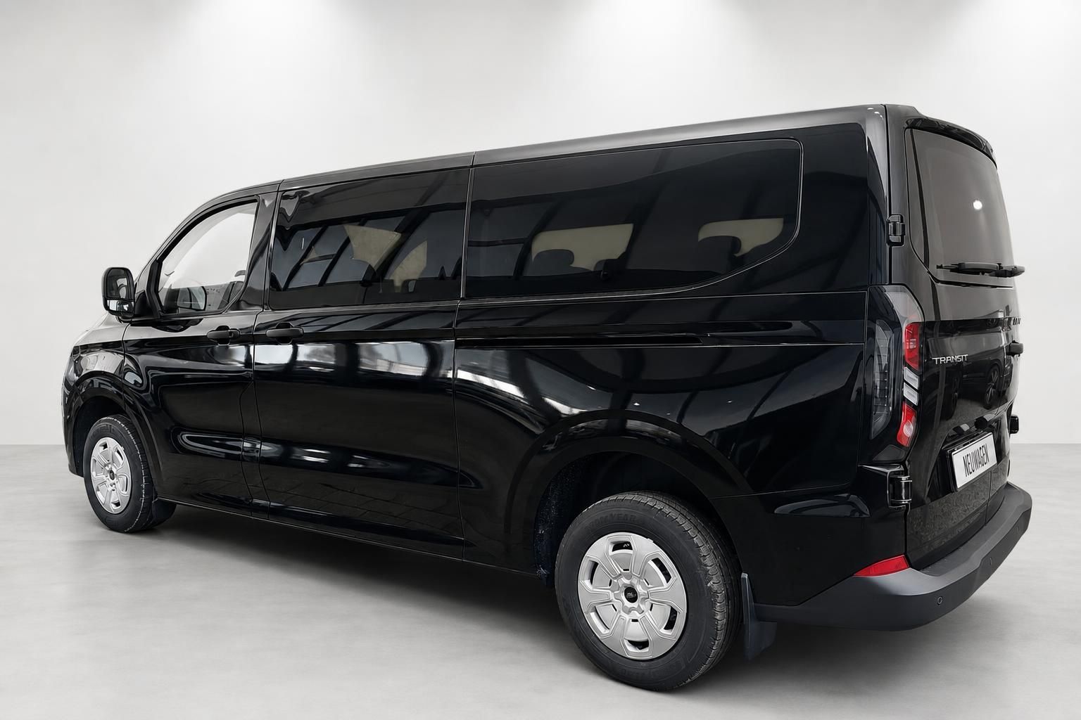 Ford Transit Custom schwarz Van Heckansicht schraeg Neuwagen