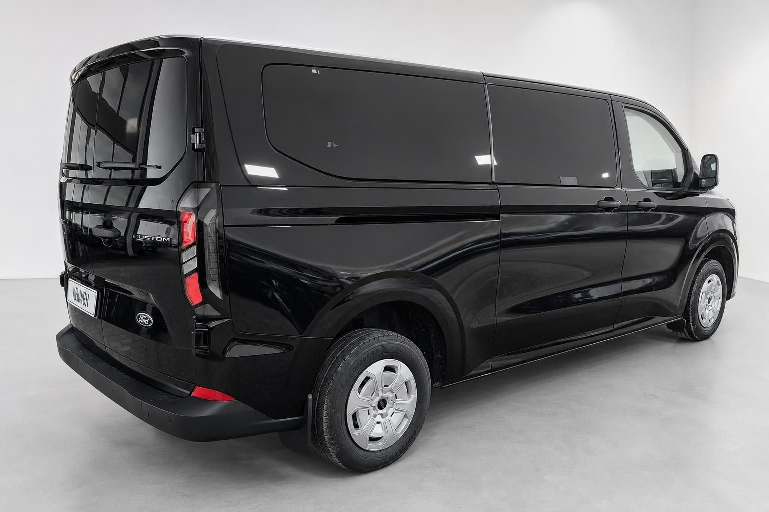 Ford Transit Custom schwarz Heck seitlich Studioaufnahme