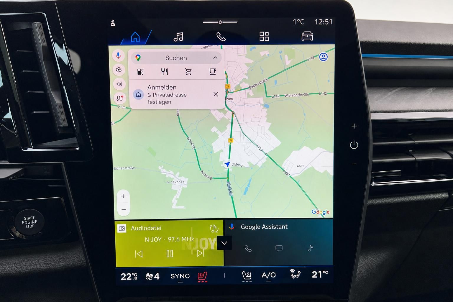 Infotainment-Display im Renault - Touchscreen mit Google Maps Navigation und Klimasteuerung