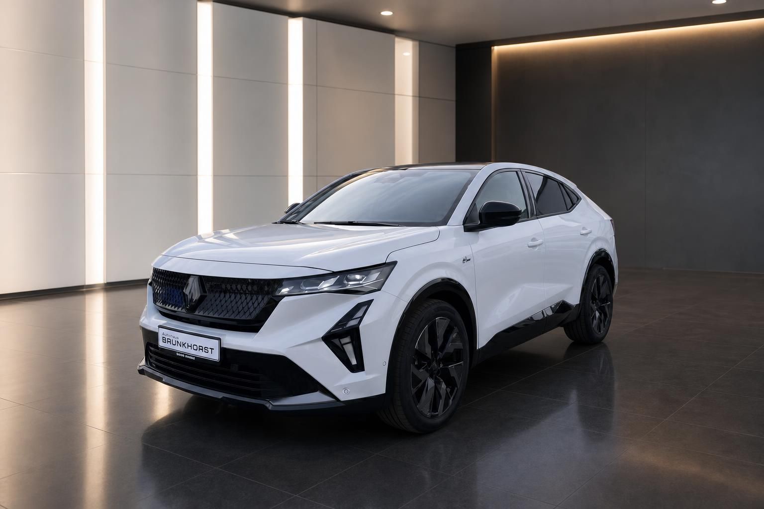 Weißer Renault SUV in modernem Showroom - Seitenansicht mit schwarzen Akzenten und Sportfelgen