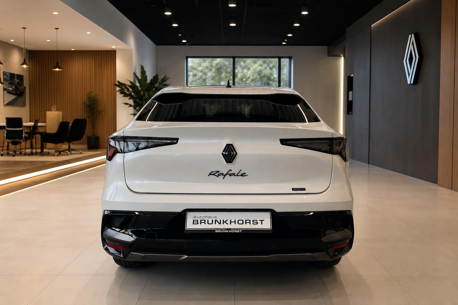 Renault Rafale weiß Heckansicht im Autohaus Showroom mit modernem LED-Rücklicht Design