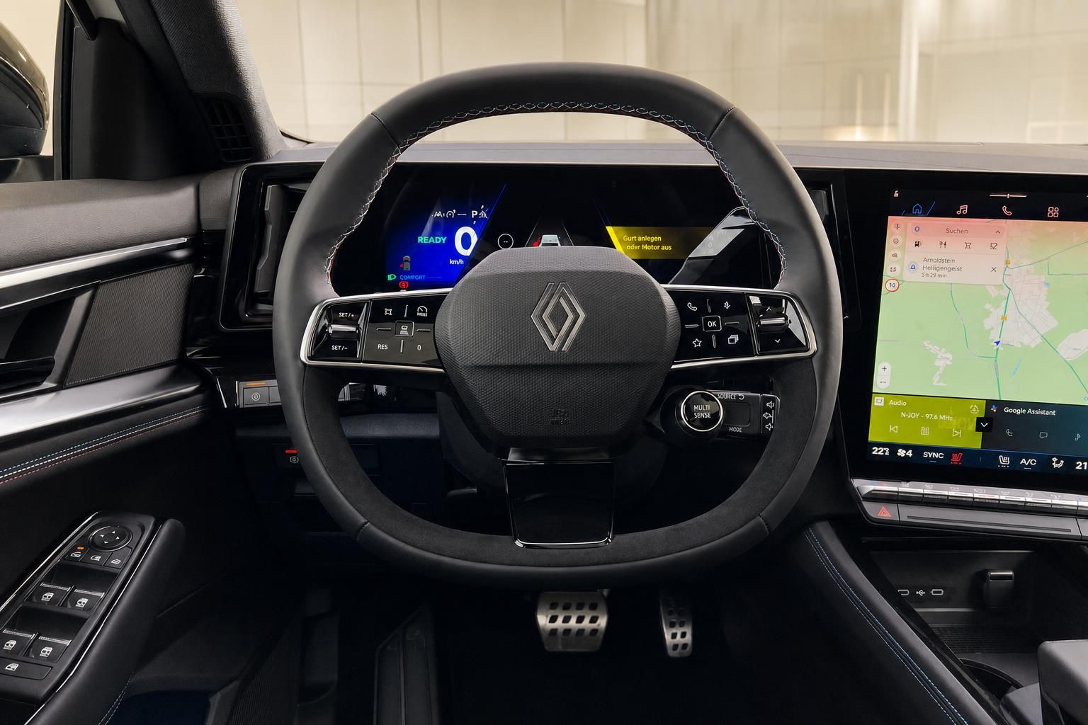 Innenraum des Renault - Lenkrad mit Renault-Logo, digitales Display und modernes Cockpit-Design