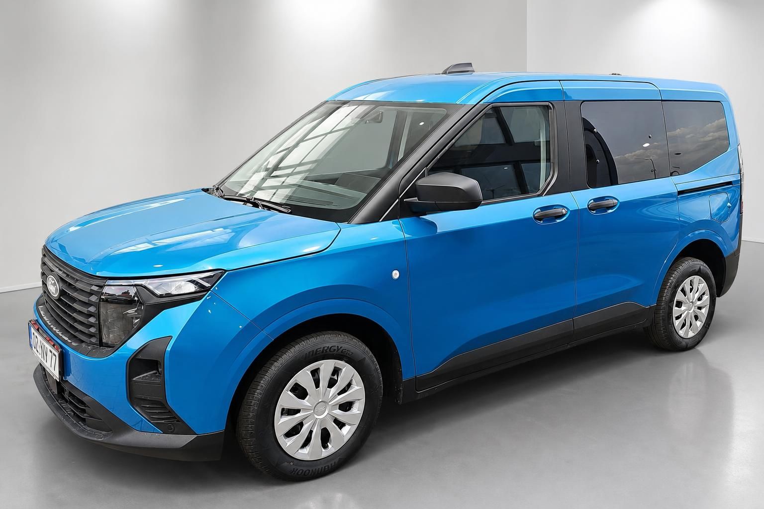 Ford Tourneo Connect blau, Seitenansicht im Studio