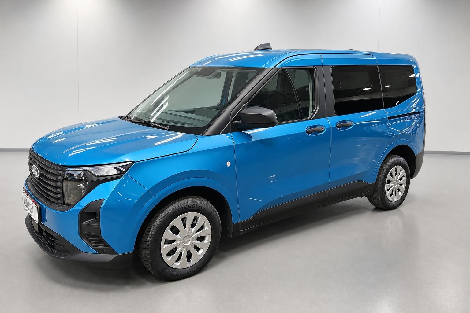 Ford Tourneo Courier blau, Frontansicht schraeg von vorne