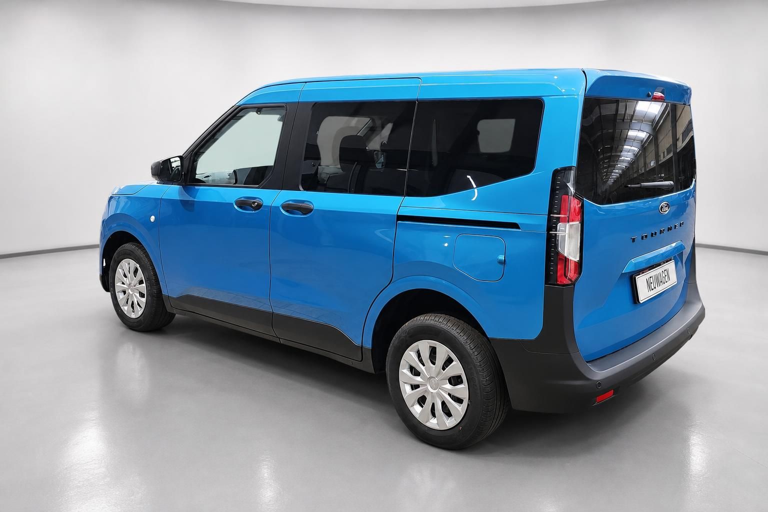 Ford Tourneo Courier blau, Heckansicht schraeg von hinten