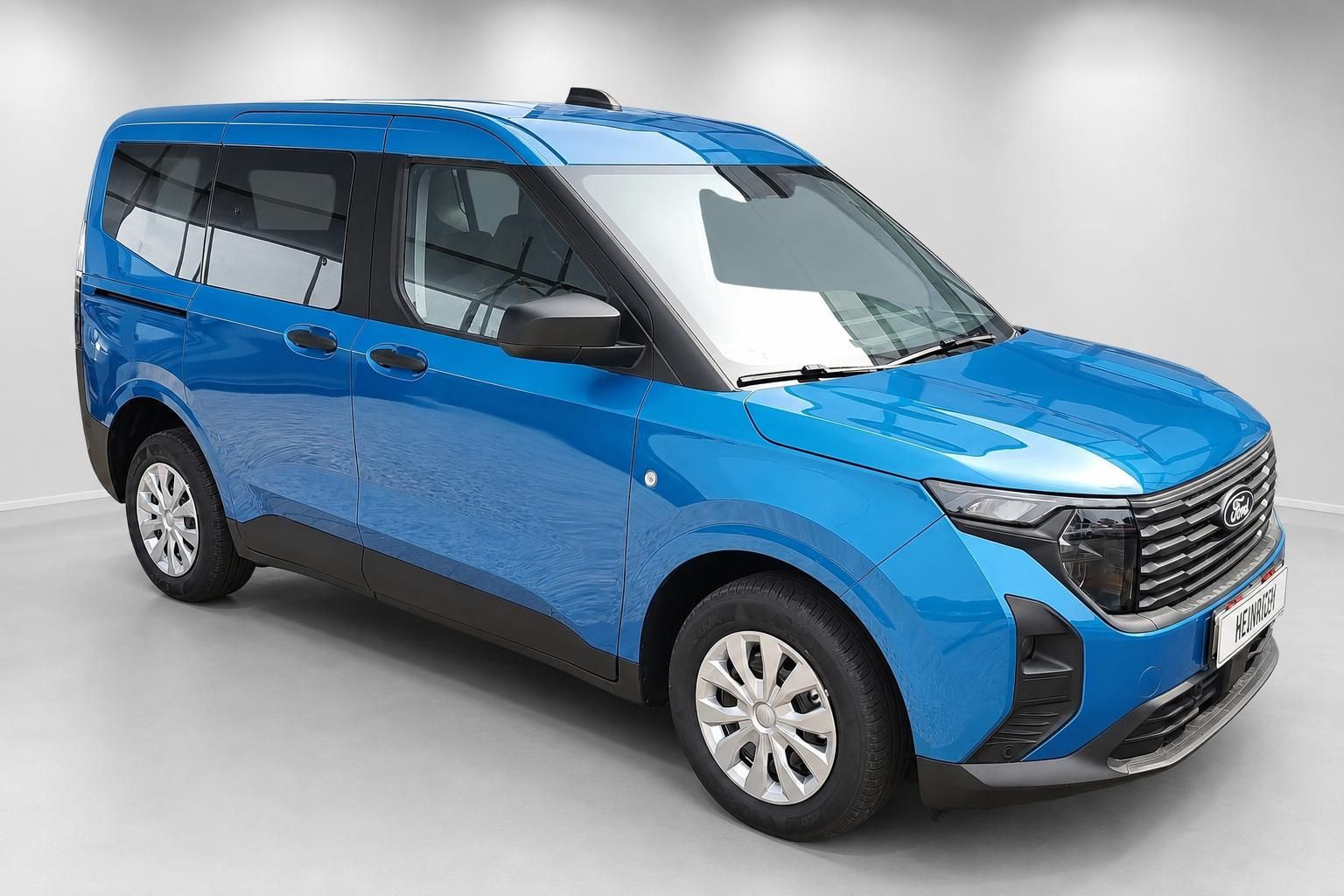Ford Tourneo blau Frontansicht schraeg Van Neuwagen