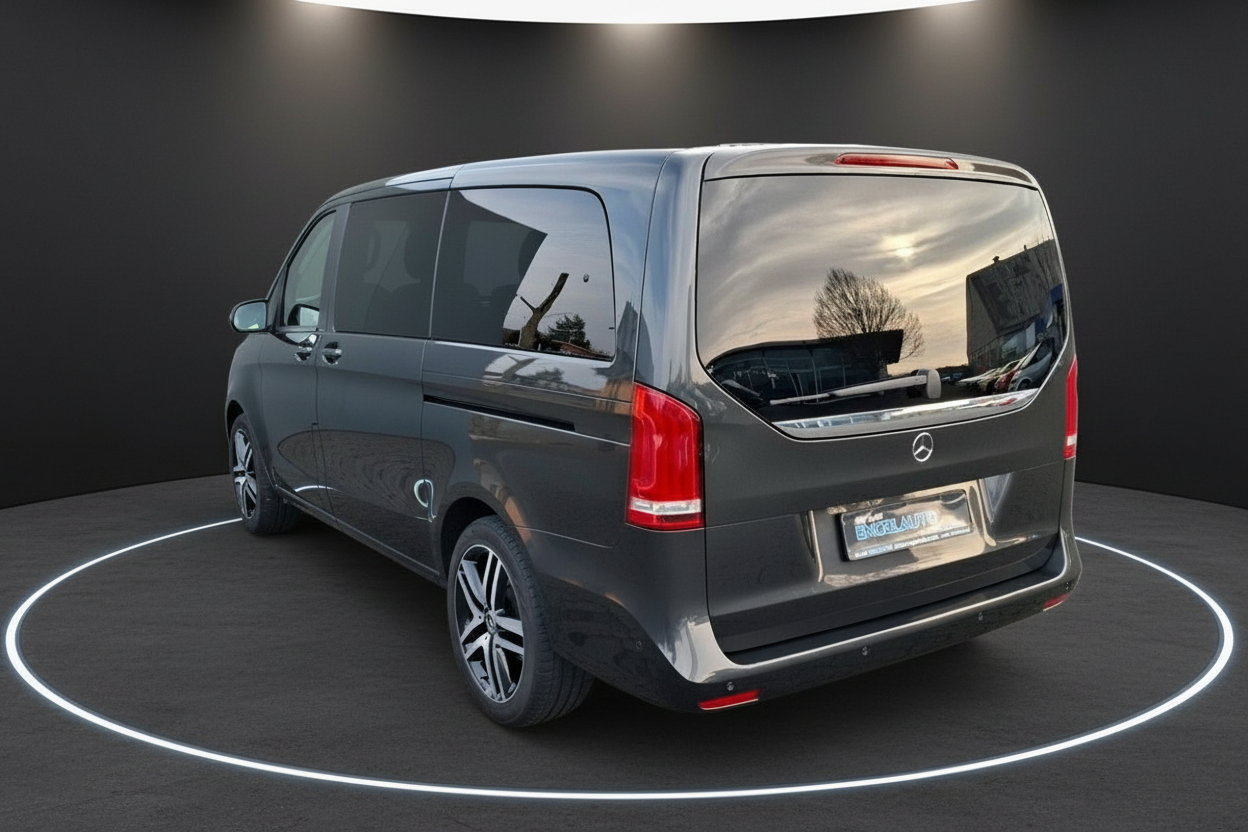 Mercedes-Benz V-Klasse Minivan in Grau – Heckansicht mit AMG-Felgen im Fotostudio