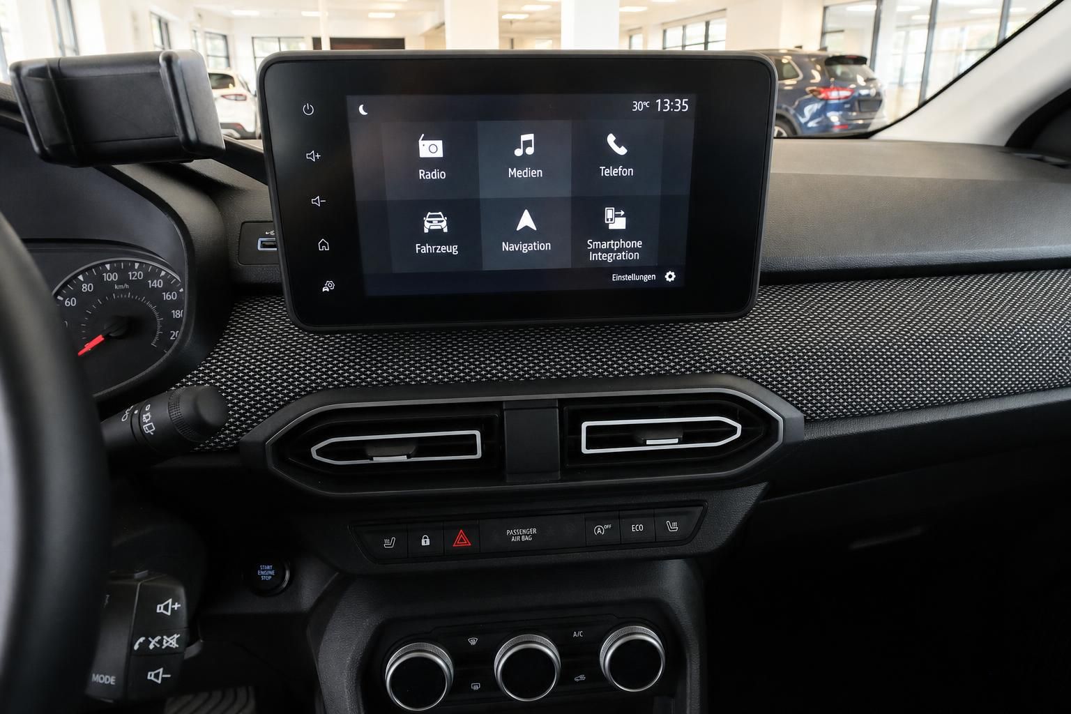 Dacia Innenraum mit Multimedia-Touchscreen und Klimabedienung