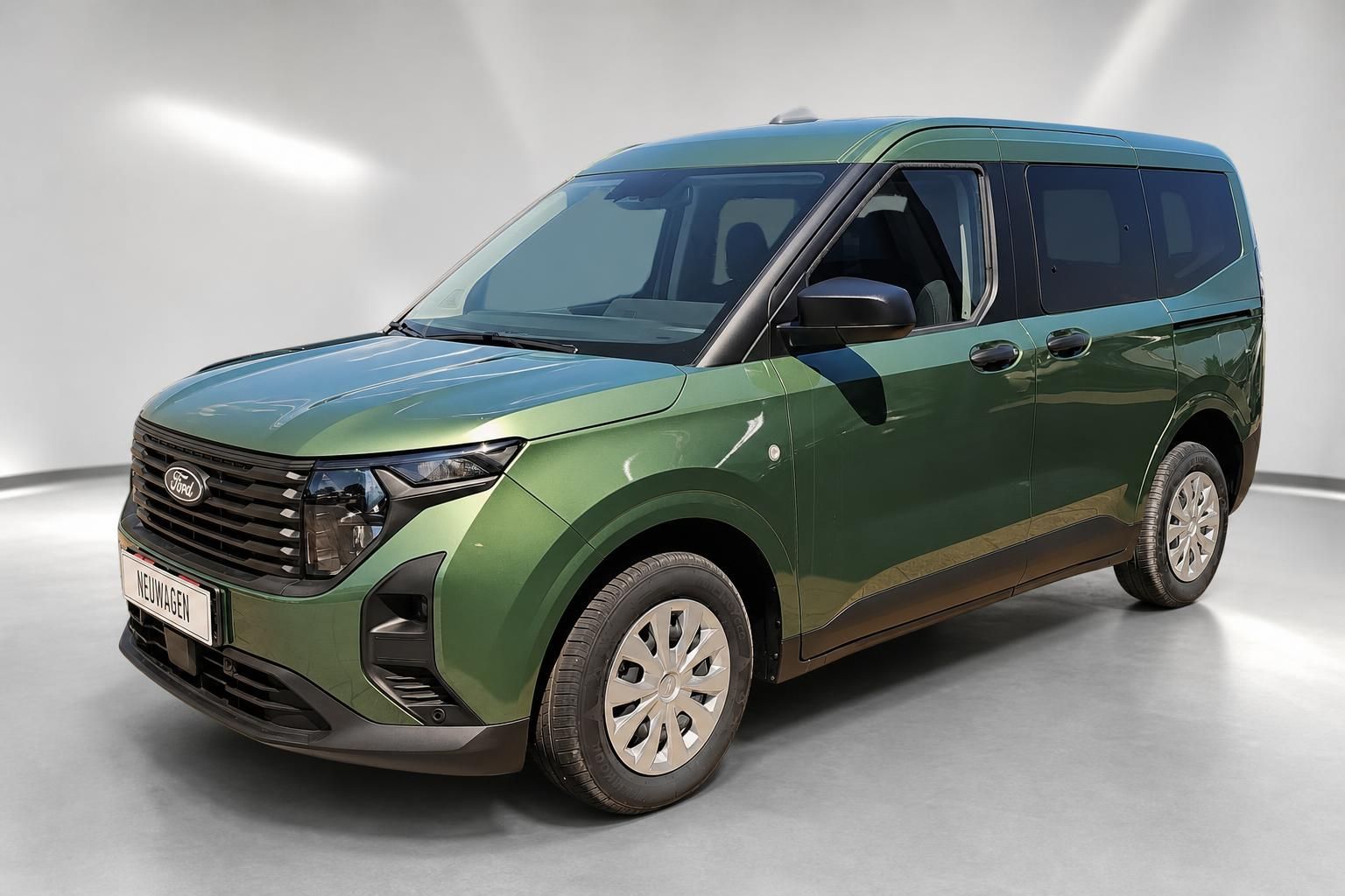 Ford Tourneo Courier in Gruen metallic, Frontansicht schraeg im Studio