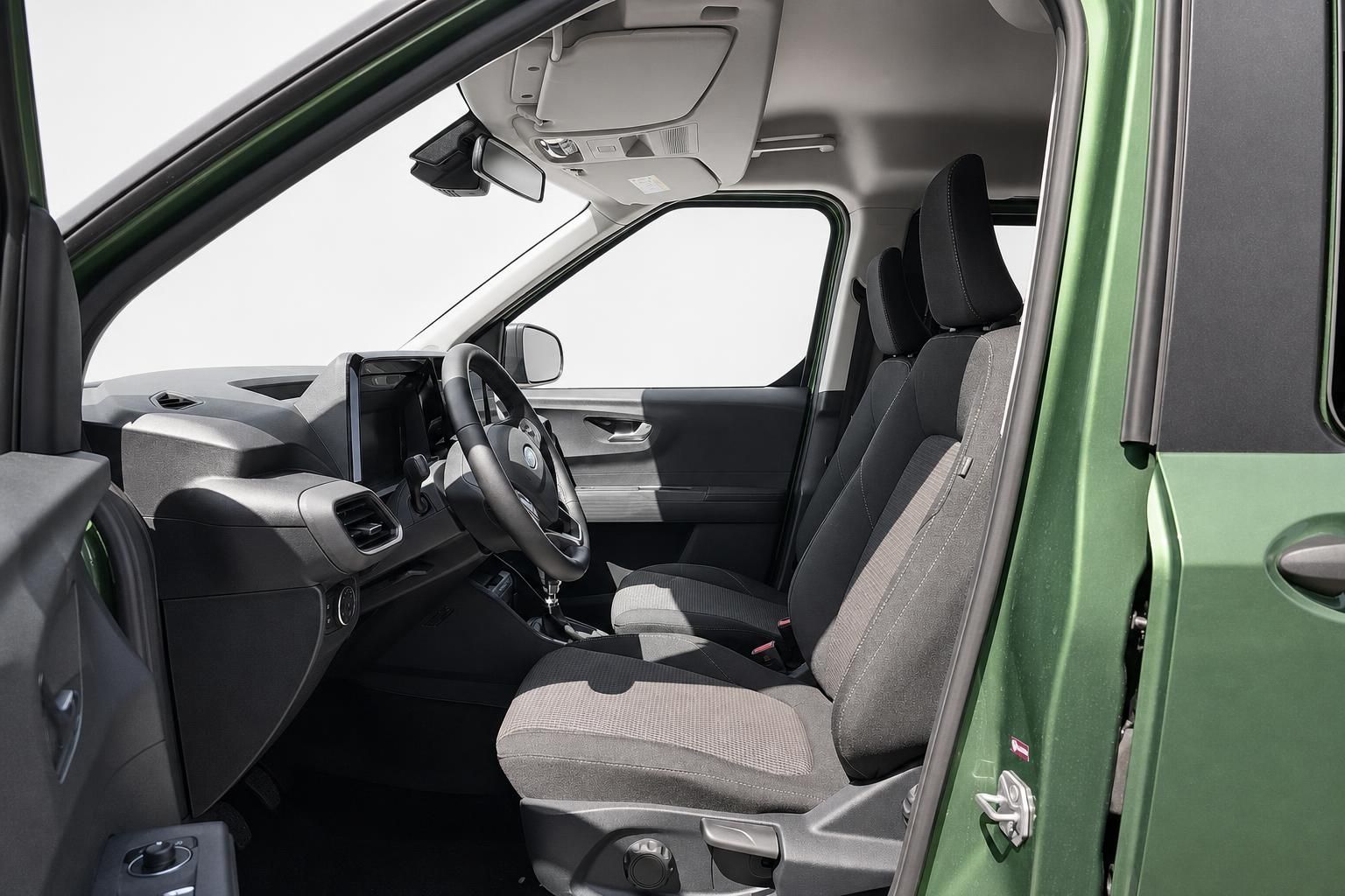 Innenraum Ford Tourneo Courier mit Stoffsitzen und Blick auf Fahrersitz