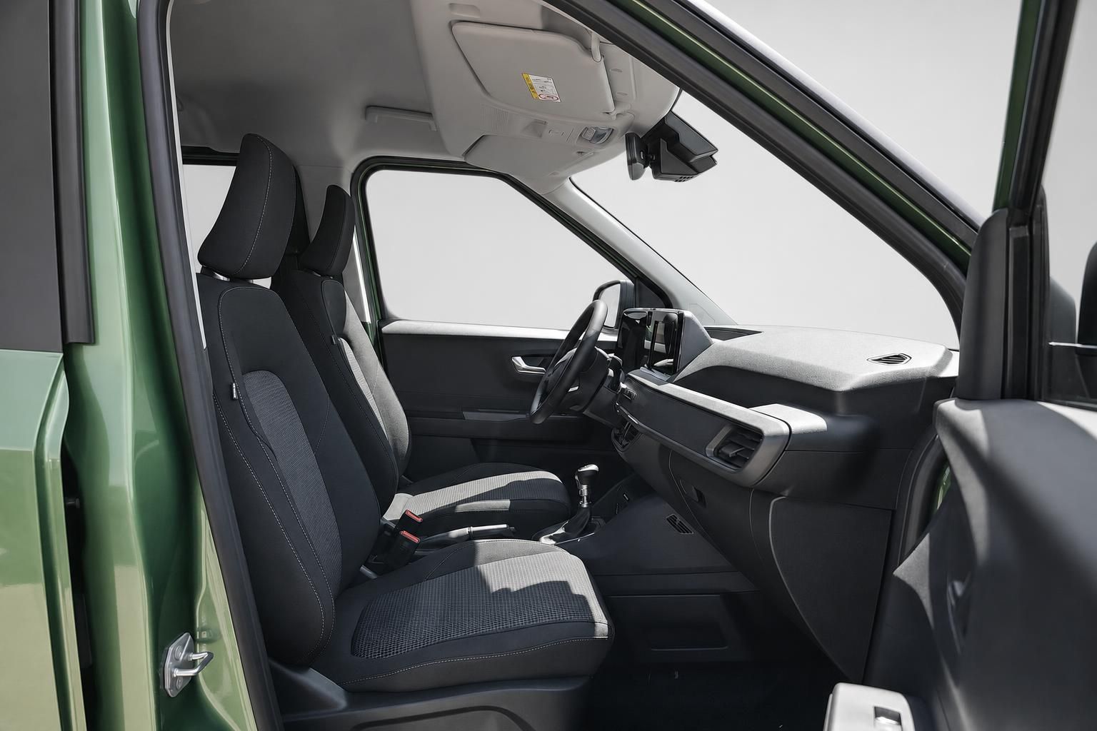 Fahrersitz und Armaturenbrett im Ford Tourneo Courier, Innenraumansicht