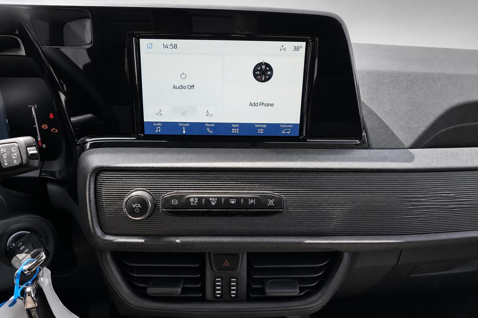 Infotainment-Display und Klimabedienung im Ford Tourneo Courier Cockpit
