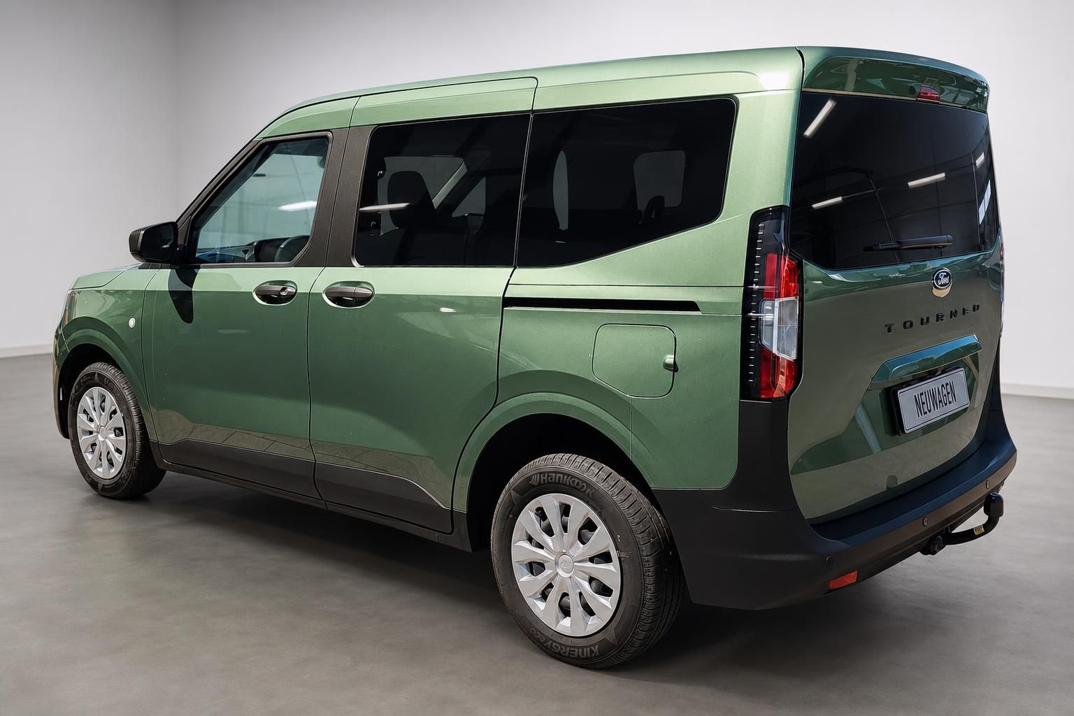 Ford Tourneo grün Heckansicht seitlich Anhängerkupplung