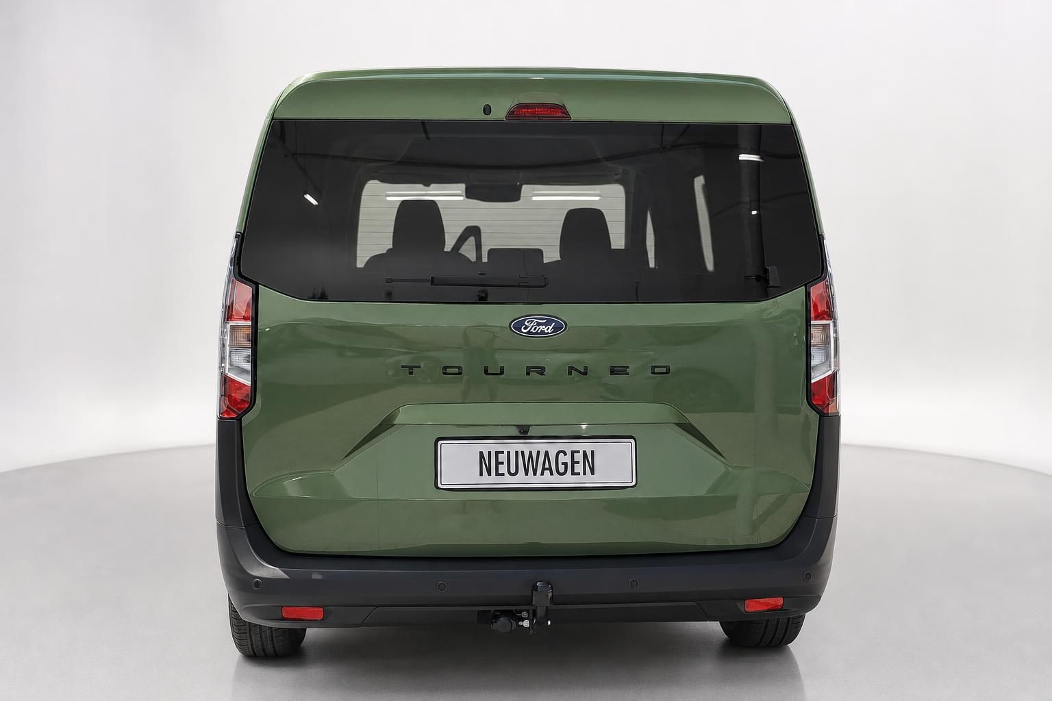 Ford Tourneo in Gruen, Heckansicht im Studio