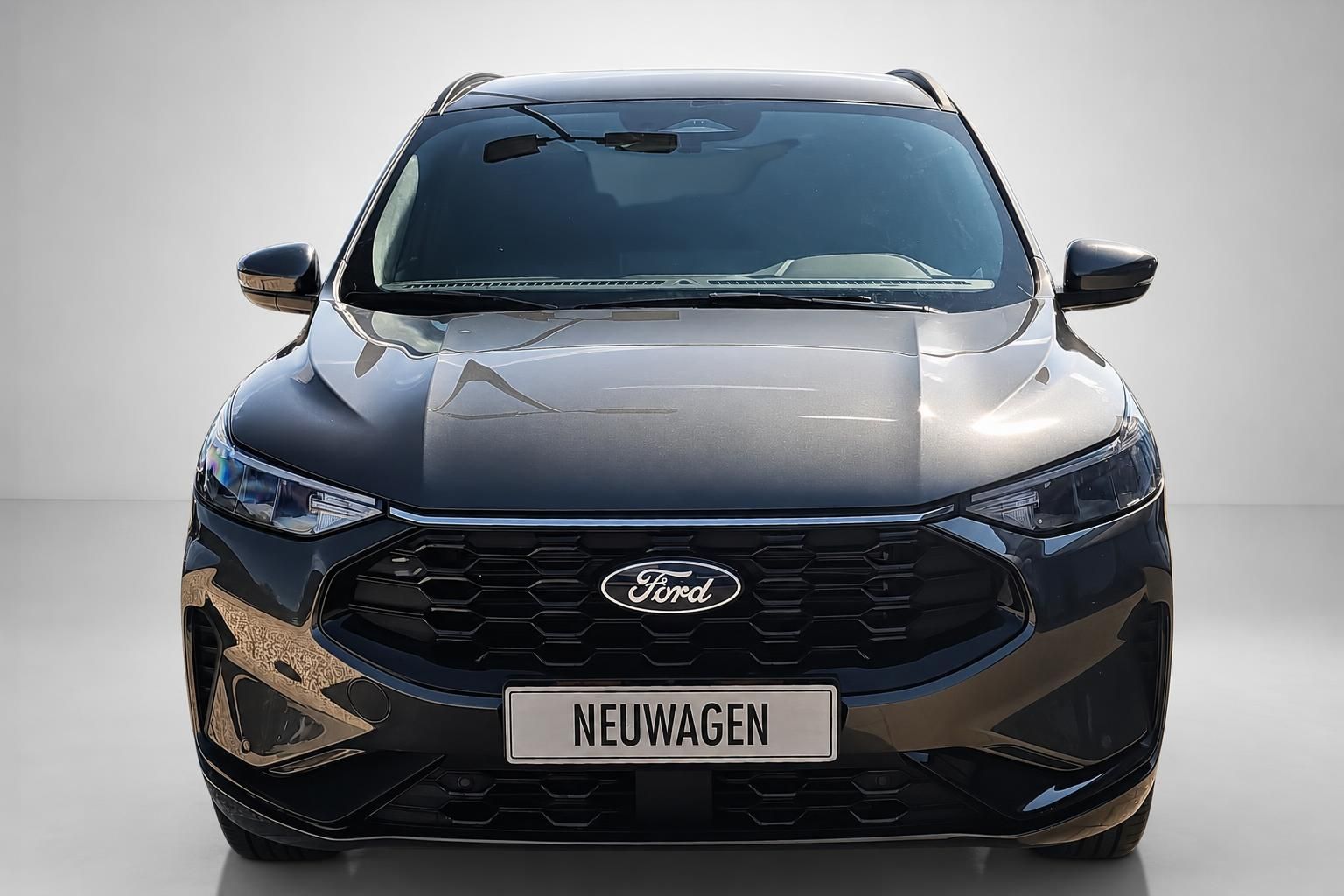 Ford Kuga schwarz Frontansicht mit Kuehlergrill im Studio