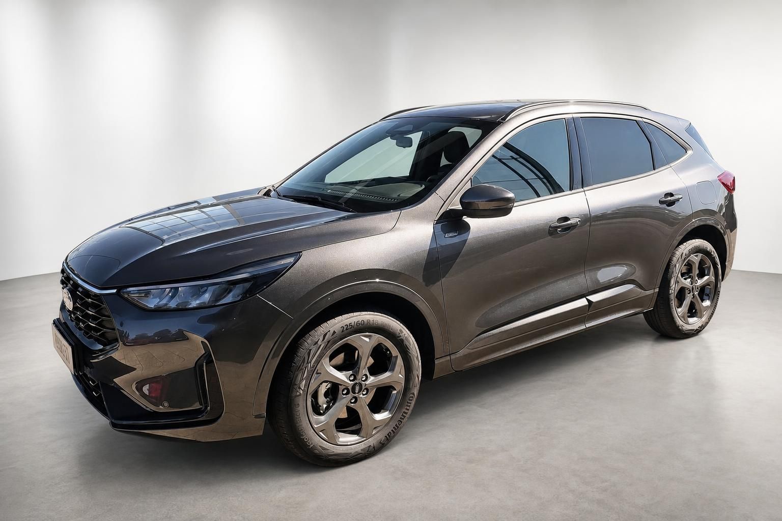 Ford Kuga in Braun, Frontansicht schraeg mit Alufelgen