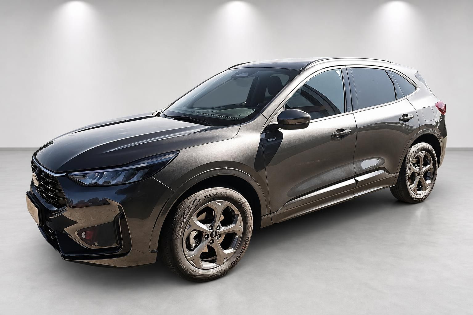 Ford Kuga SUV braun Frontansicht schraeg im Studio