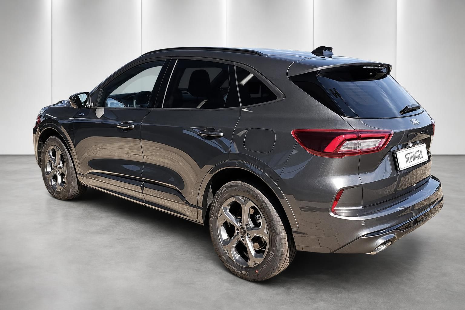 Ford Kuga Neuwagen Heckansicht schraeg braun Studio