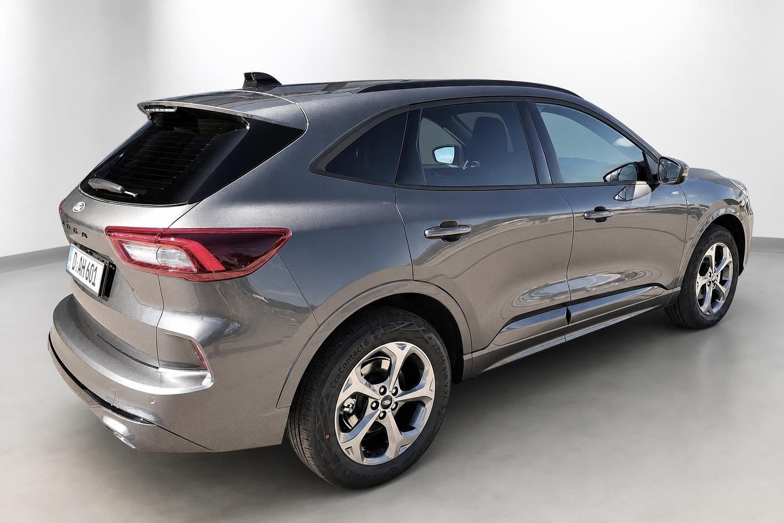 Ford Kuga in Grau-Metallic, Heckansicht schraeg im Studio