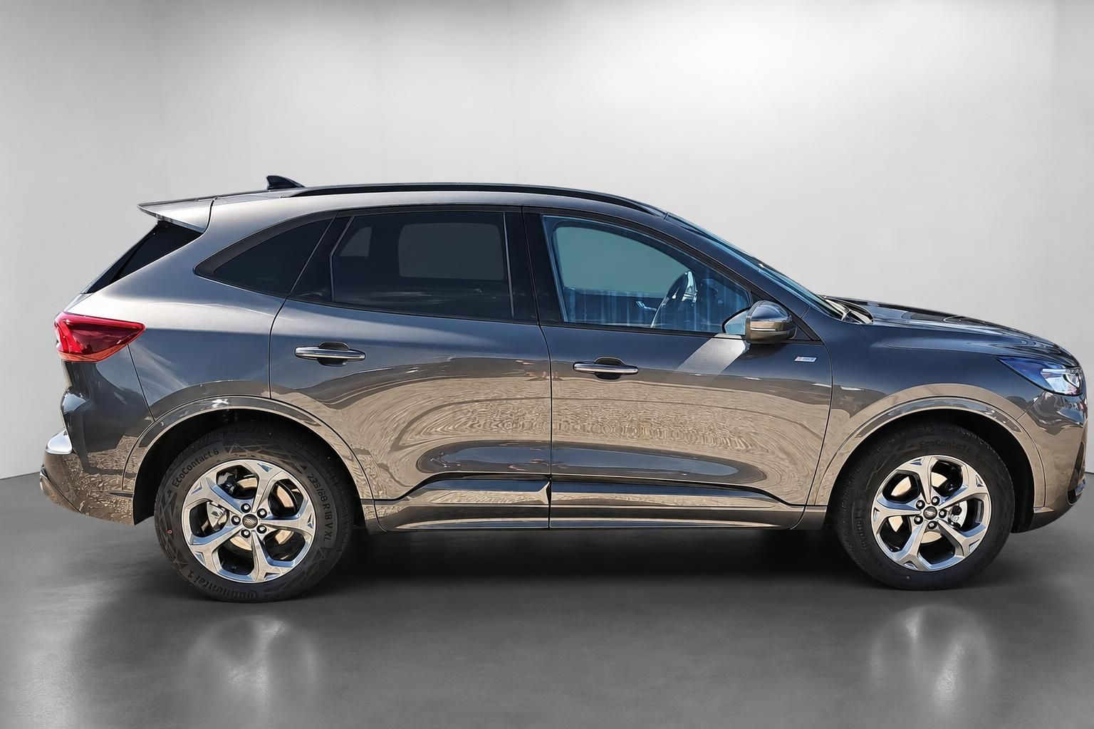 Ford Kuga Seitenansicht in Grau mit Leichtmetallfelgen