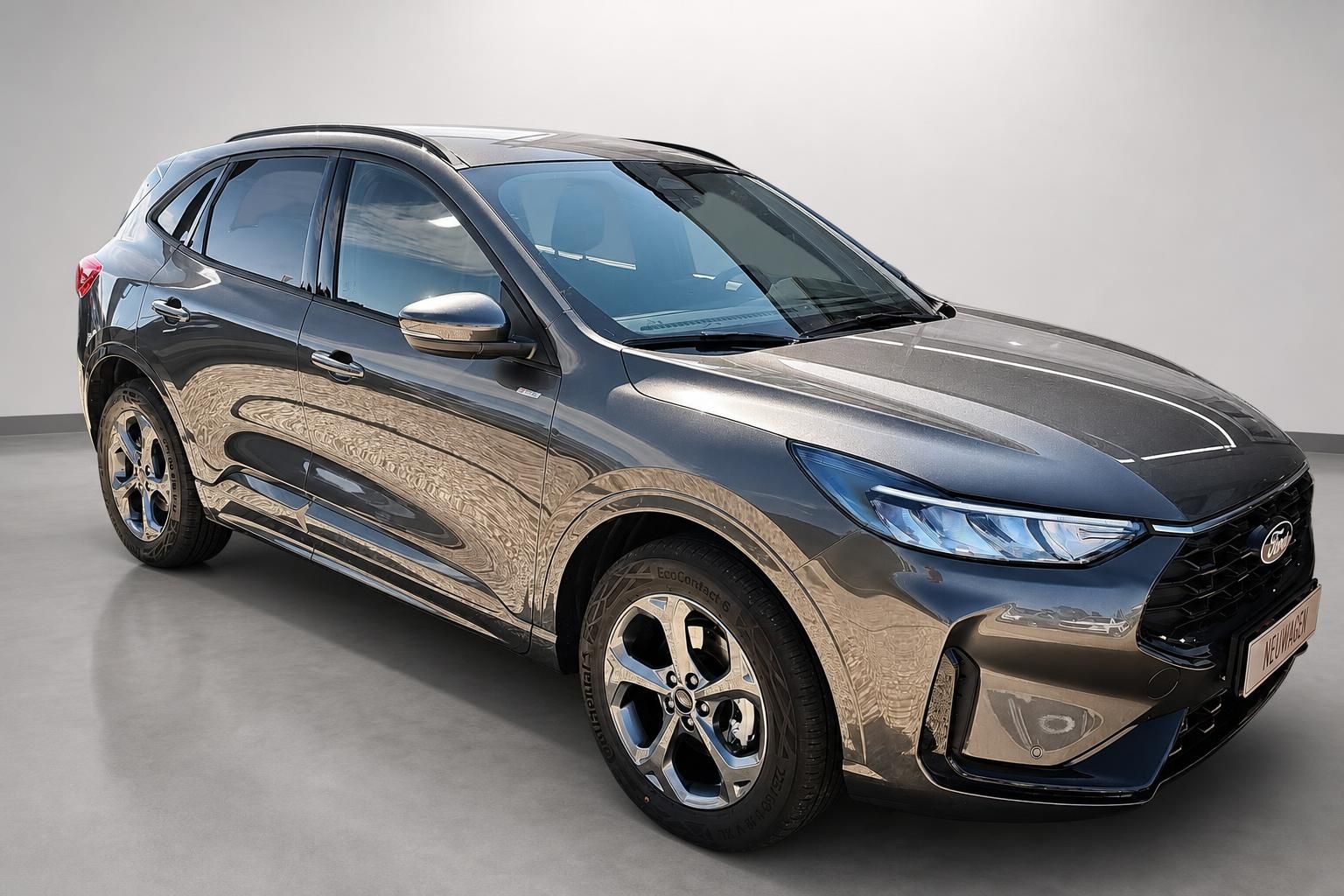 Ford Kuga in Braun-Metallic, Frontansicht schraeg im Studio