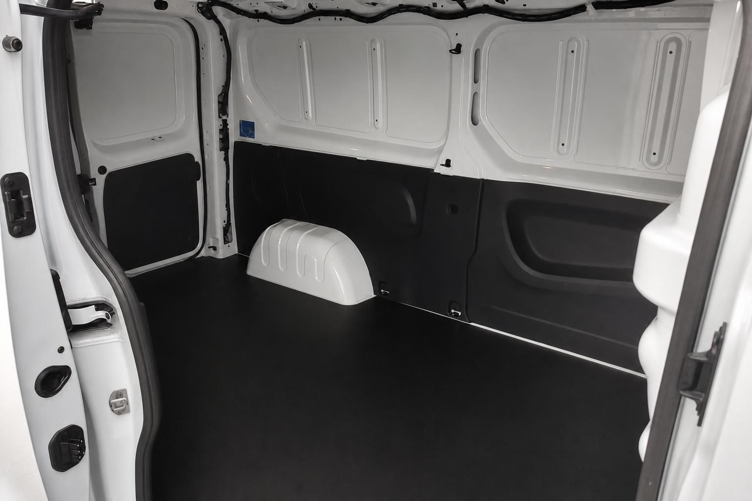 Leerer Laderaum eines weißen Transporters mit Radlauf