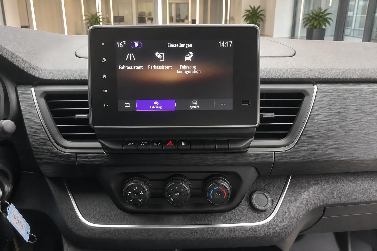 Touchscreen Infotainment mit Klimabedienung im Renault Cockpit