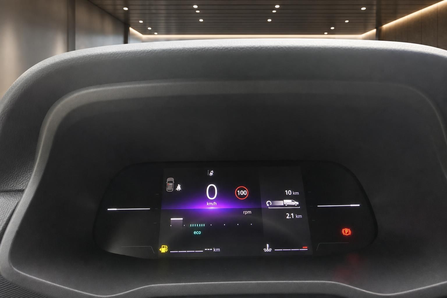 Digitales Kombiinstrument mit Tacho und Anzeigen im Fahrzeug