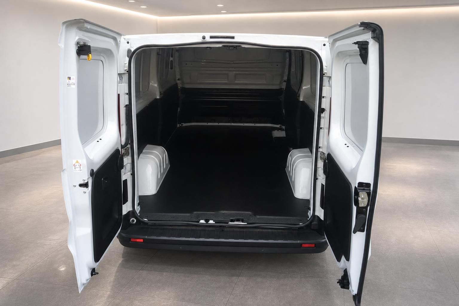 Transporter mit geoeffneten Hecktueren und leerem Laderaum von hinten