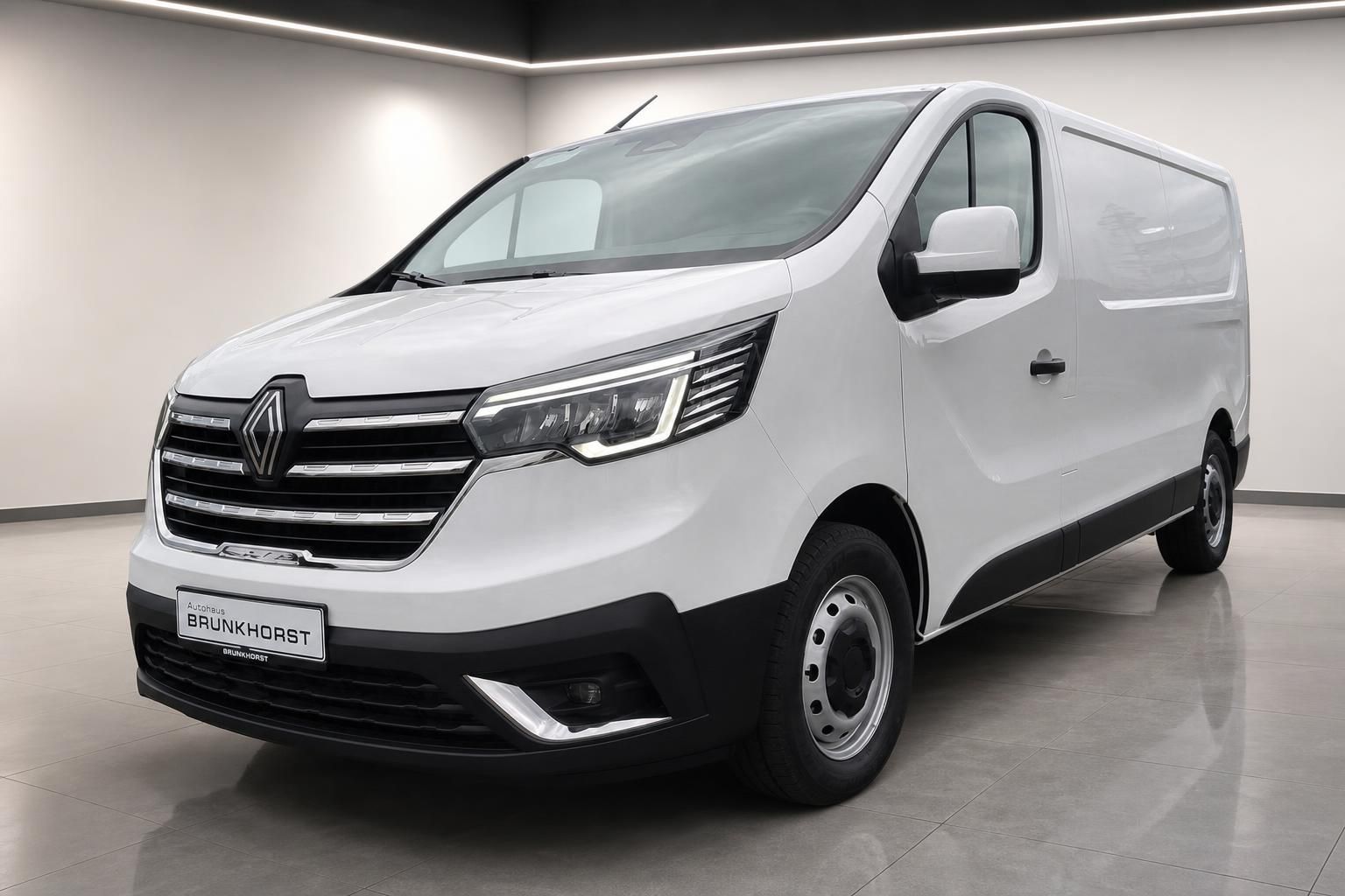 Renault Trafic Kastenwagen weiß, Frontansicht schräg im Autohaus Brunkhorst