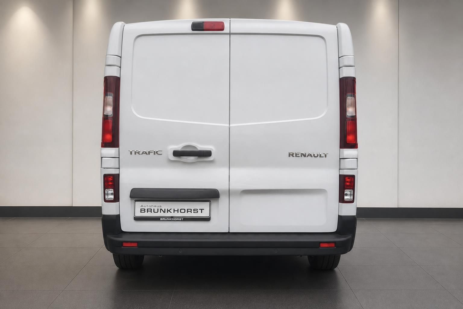 Renault Trafic weiß, Heckansicht mit Doppeltüren im Autohaus Brunkhorst