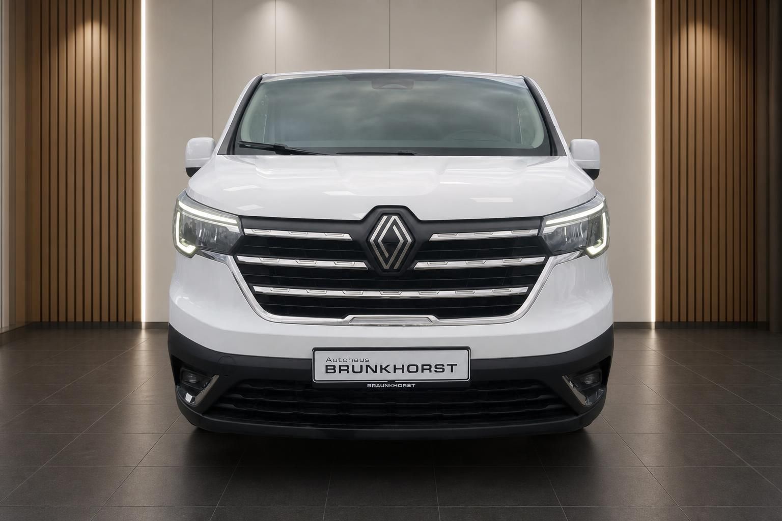 Renault Trafic weiß, Frontansicht mit Kühlergrill im Autohaus Brunkhorst