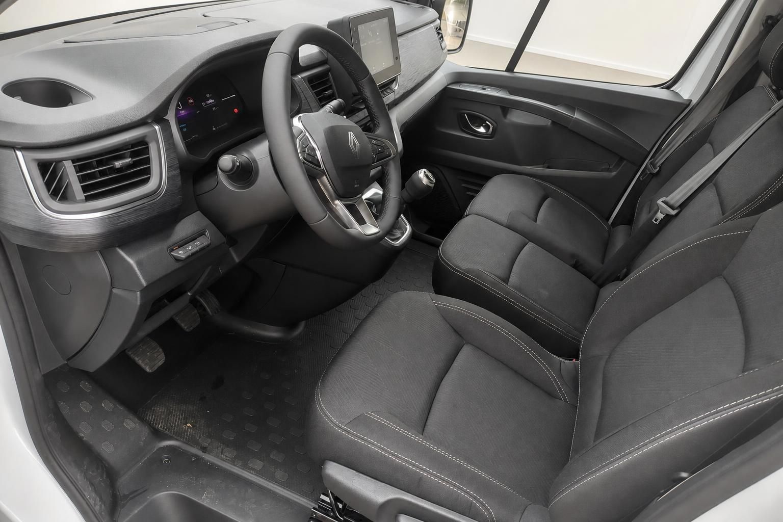 Renault Transporter Innenraum mit schwarzen Sitzen und Cockpit