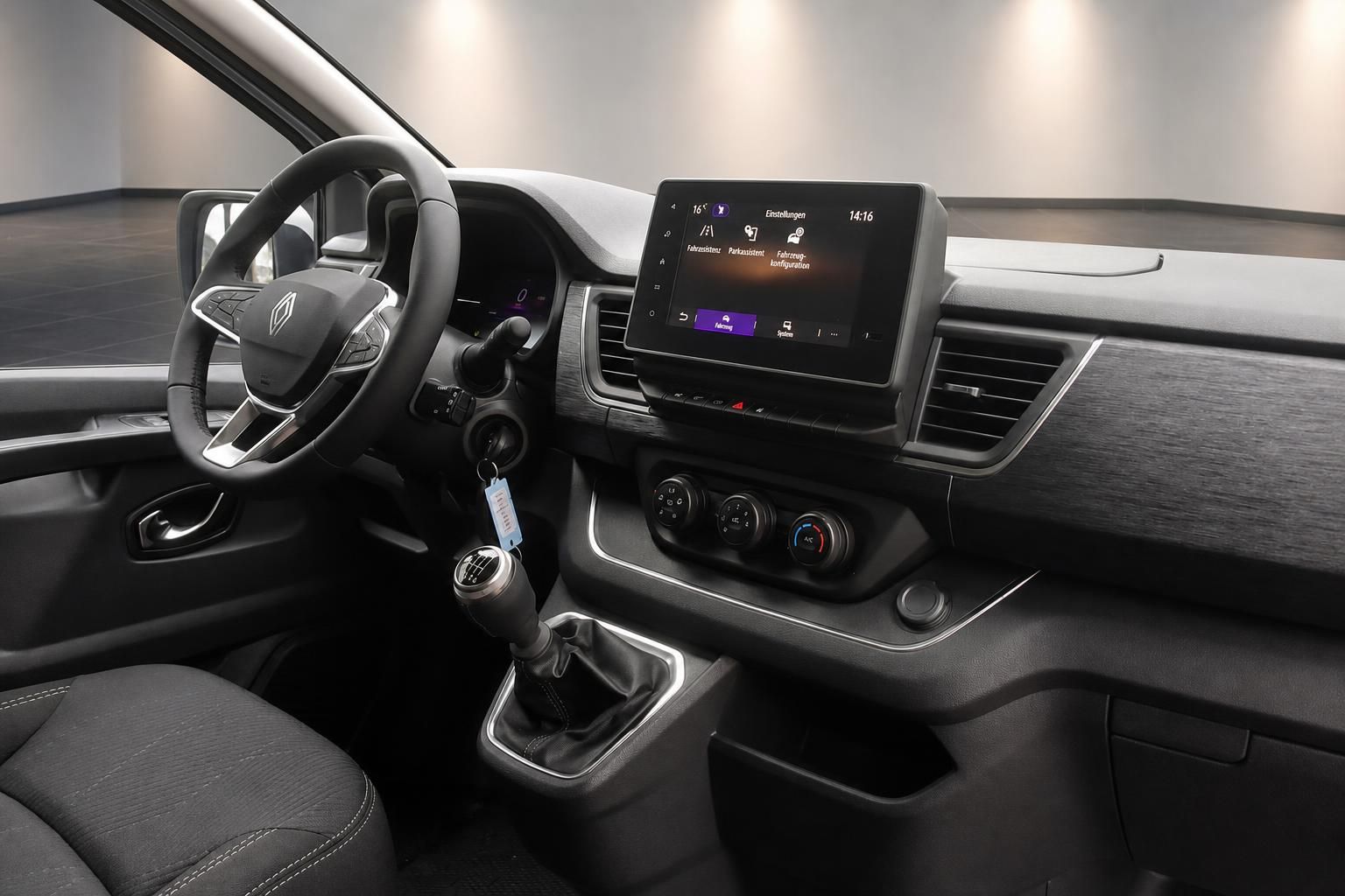 Renault Trafic Innenraum, Cockpit mit Lenkrad und Touchscreen