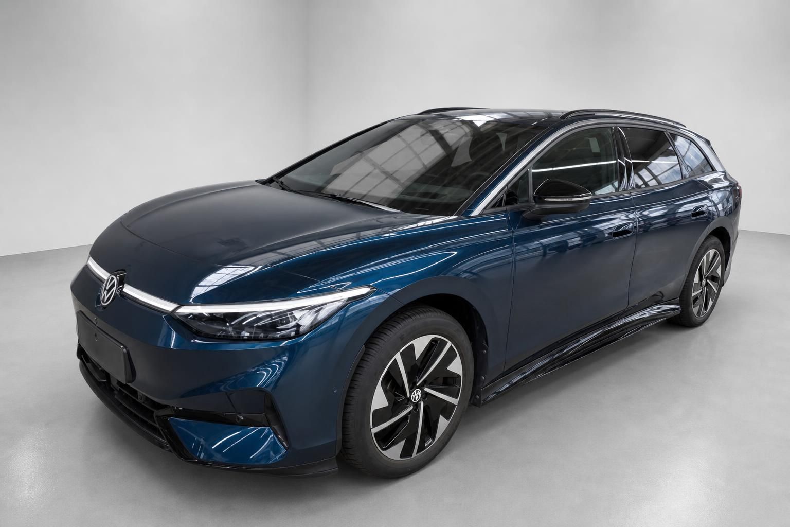 VW ID.7 Tourer in Blau, Frontansicht schraeg im Studio