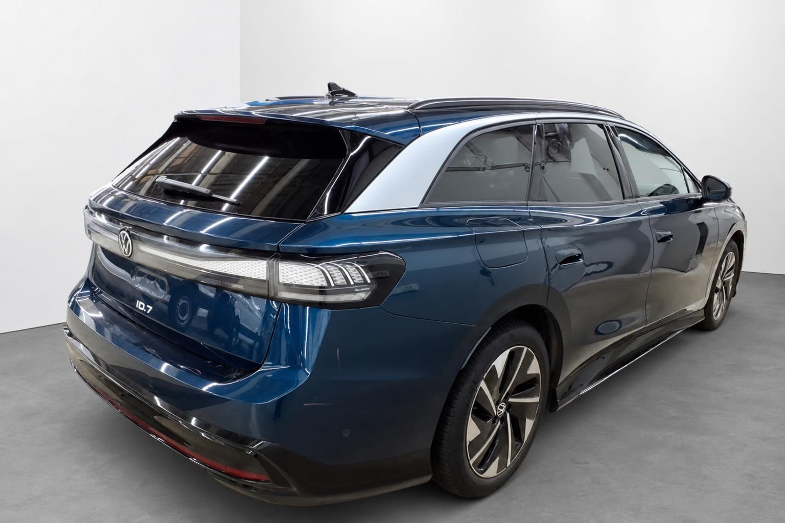 VW ID.7 Tourer in Blau, Heckansicht schraeg im Studio