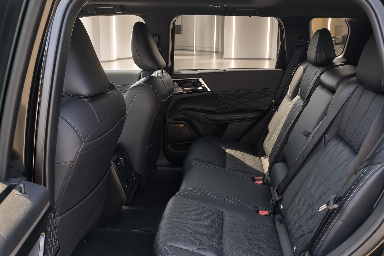 Rücksitze eines SUV mit schwarzer Lederausstattung und viel Platz