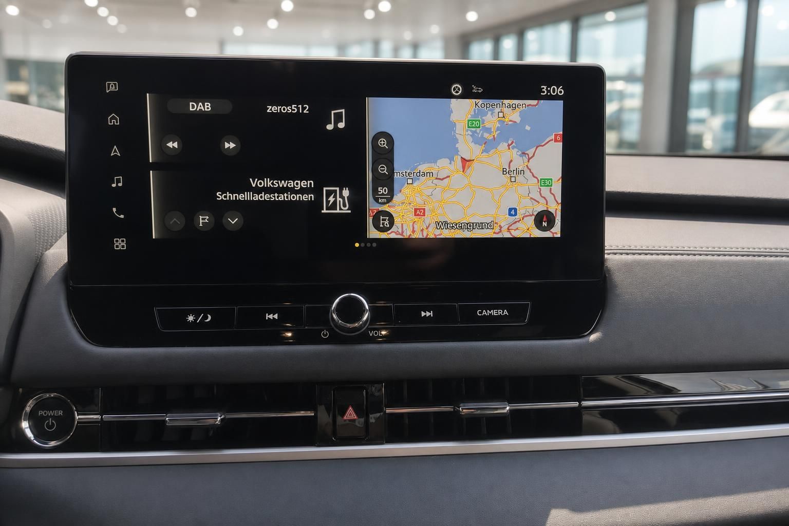 Infotainment Display mit Navigation und Radio im Fahrzeug