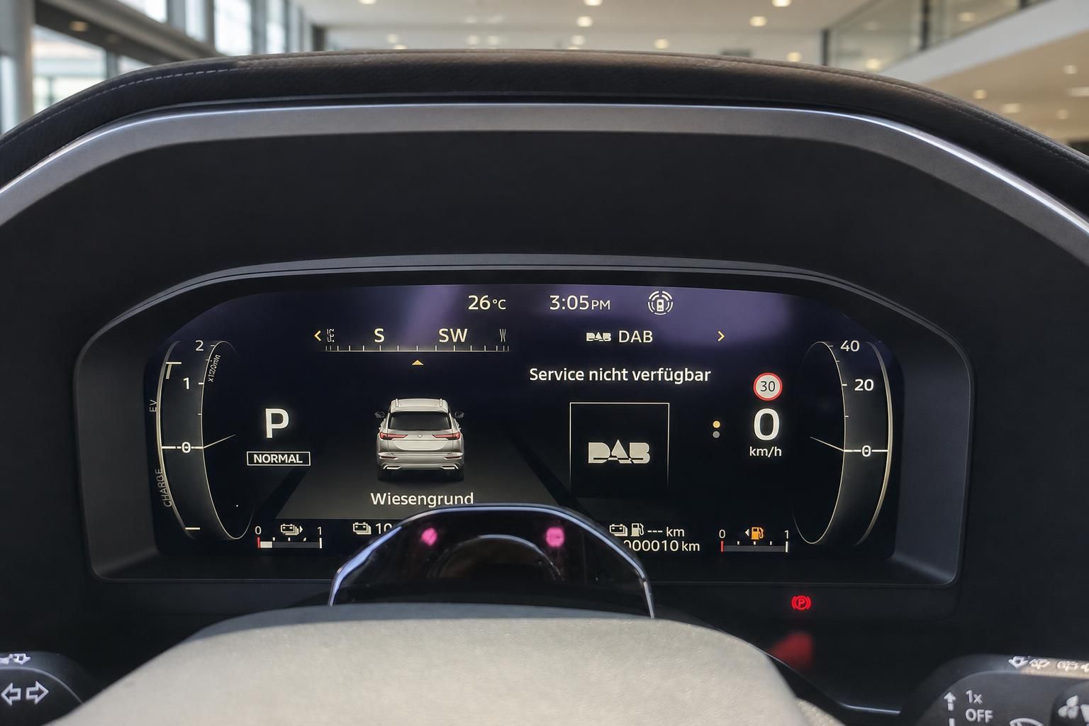Digitales Kombiinstrument mit Bordcomputer im Fahrzeugcockpit