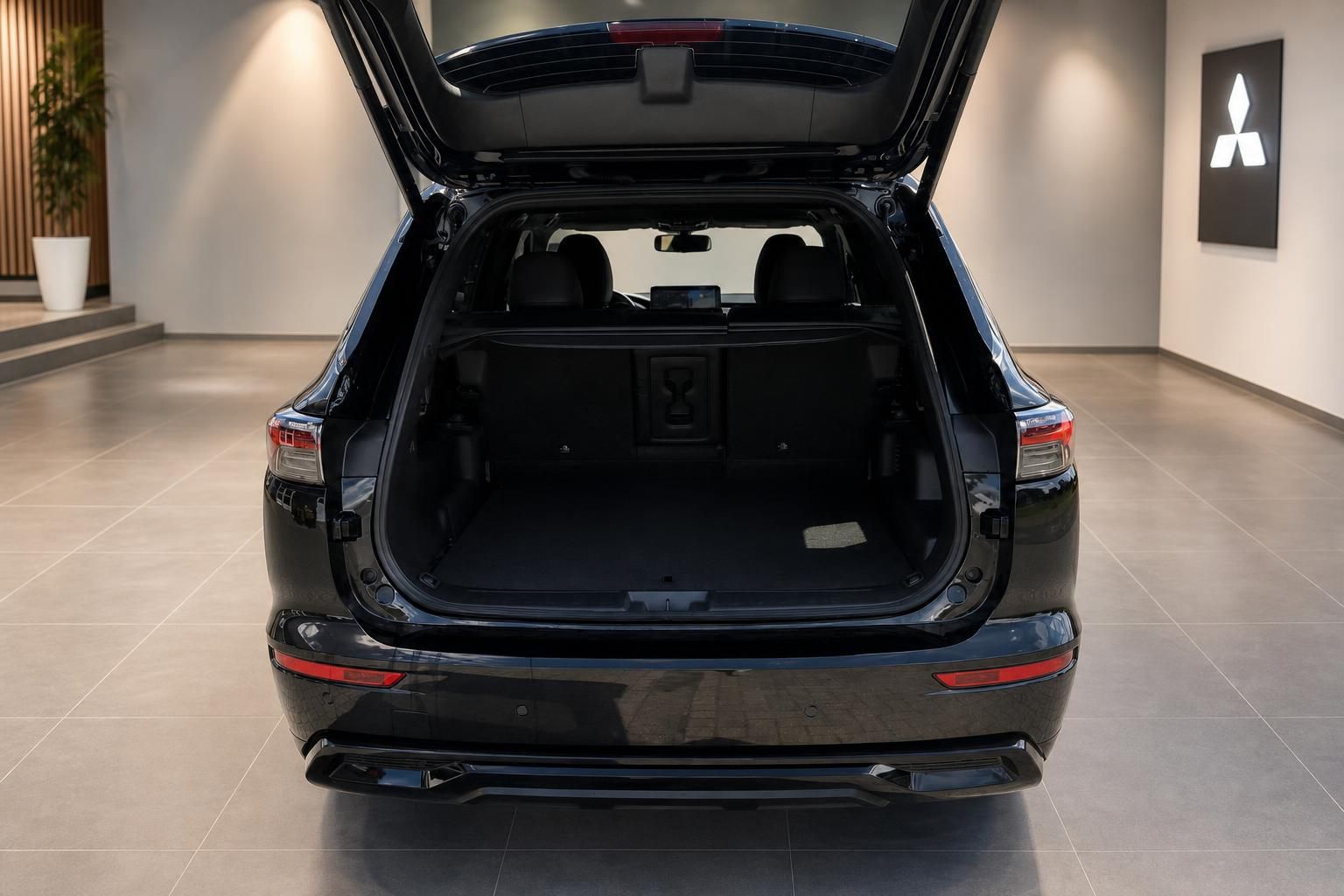 Schwarzes SUV mit geöffneter Heckklappe und großem Kofferraum im Showroom