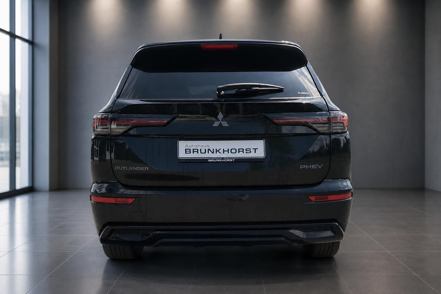 Mitsubishi Outlander PHEV schwarz Heckansicht im Autohaus