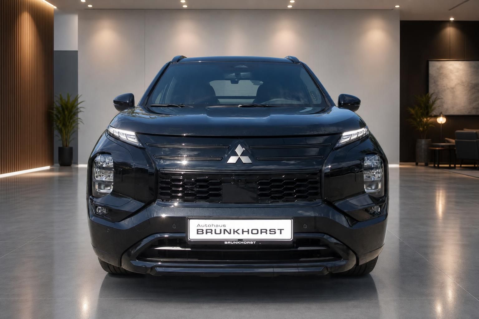 Mitsubishi Outlander PHEV schwarz Frontansicht im Autohaus Showroom