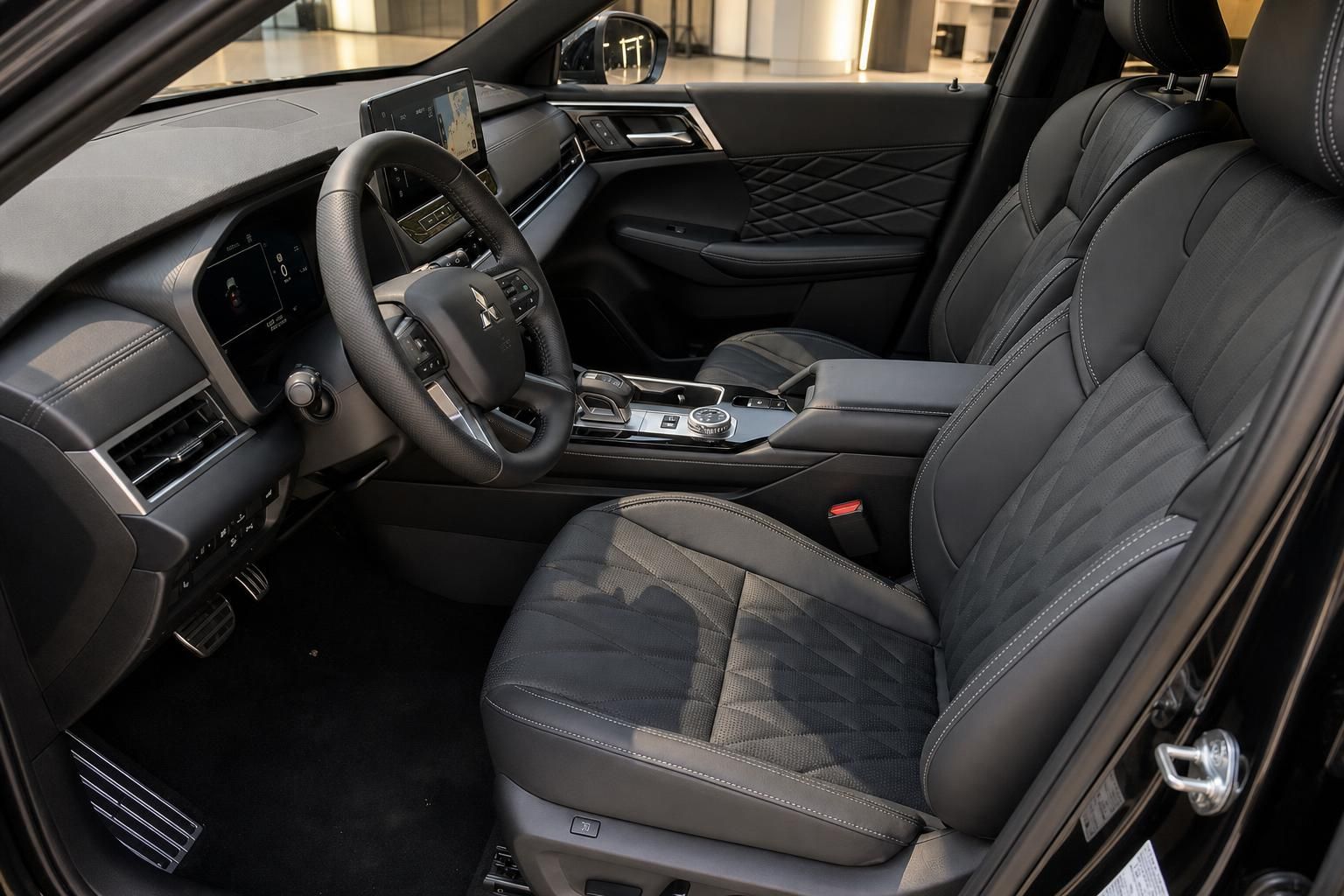 Mitsubishi Outlander PHEV Innenraum schwarze Ledersitze Cockpit