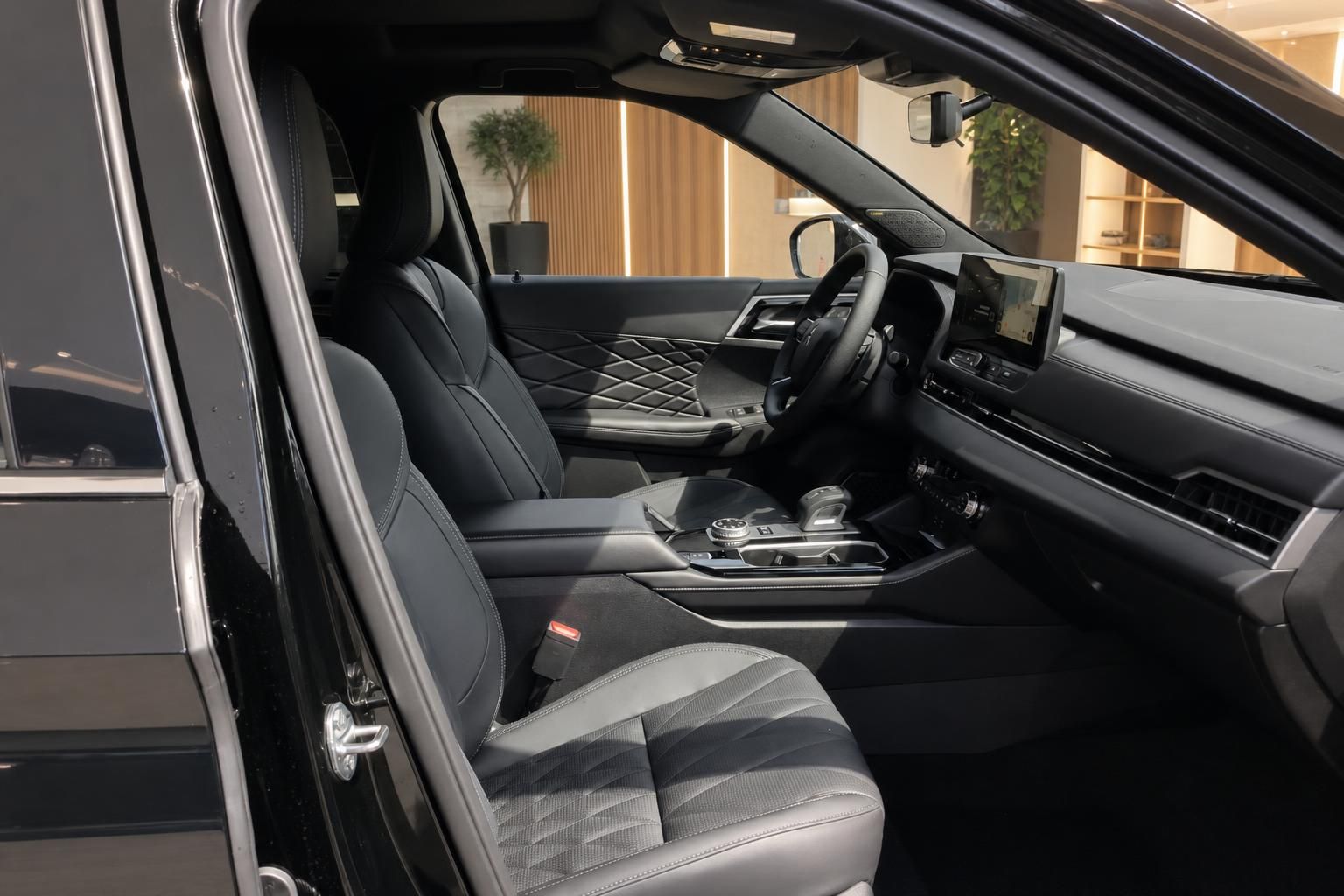 Mitsubishi Outlander PHEV Interieur Vordersitze und Armaturenbrett