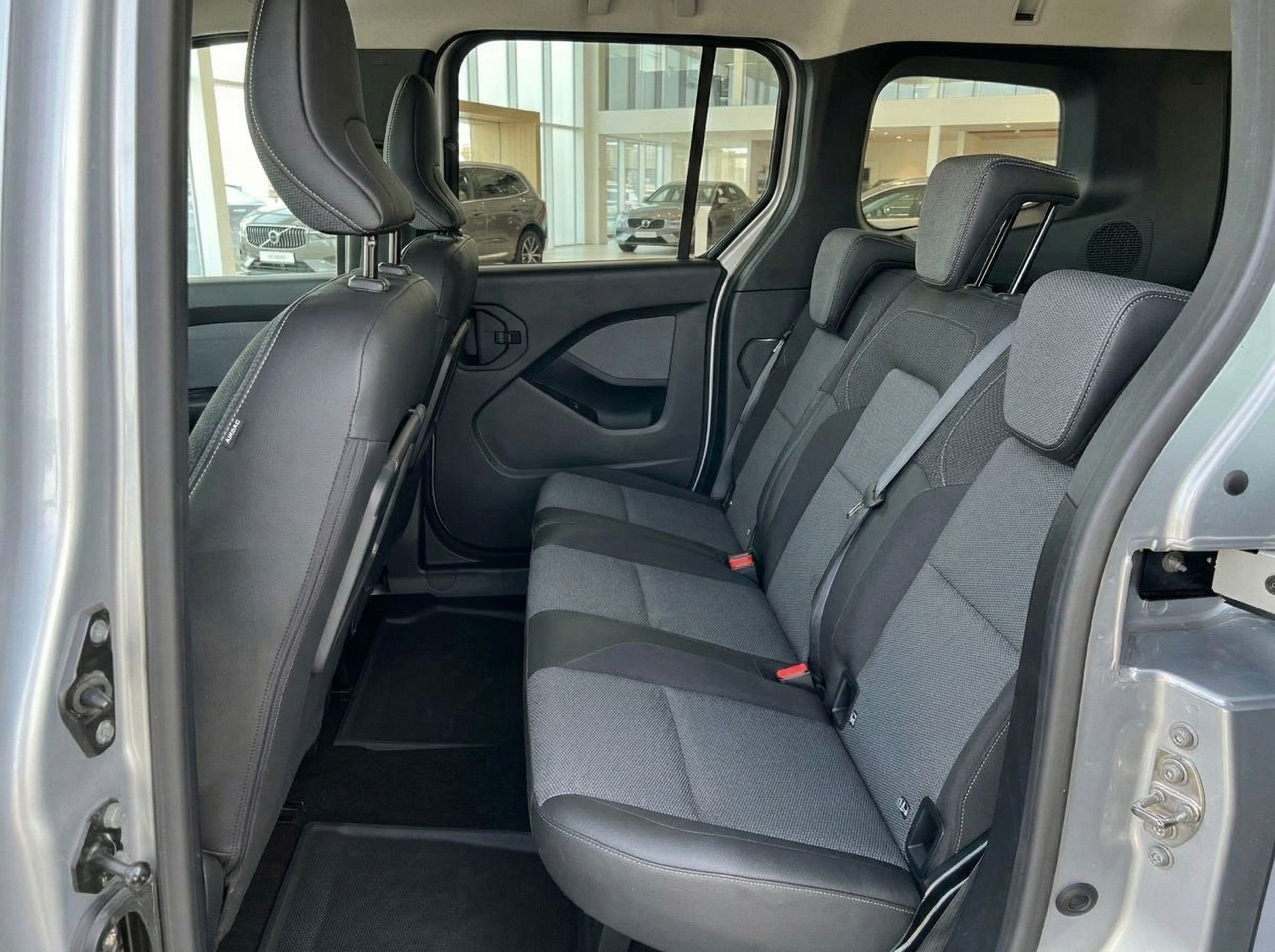 Renault Fahrzeug Rücksitzbank mit grauer Polsterung und Sicherheitsgurten im Innenraum